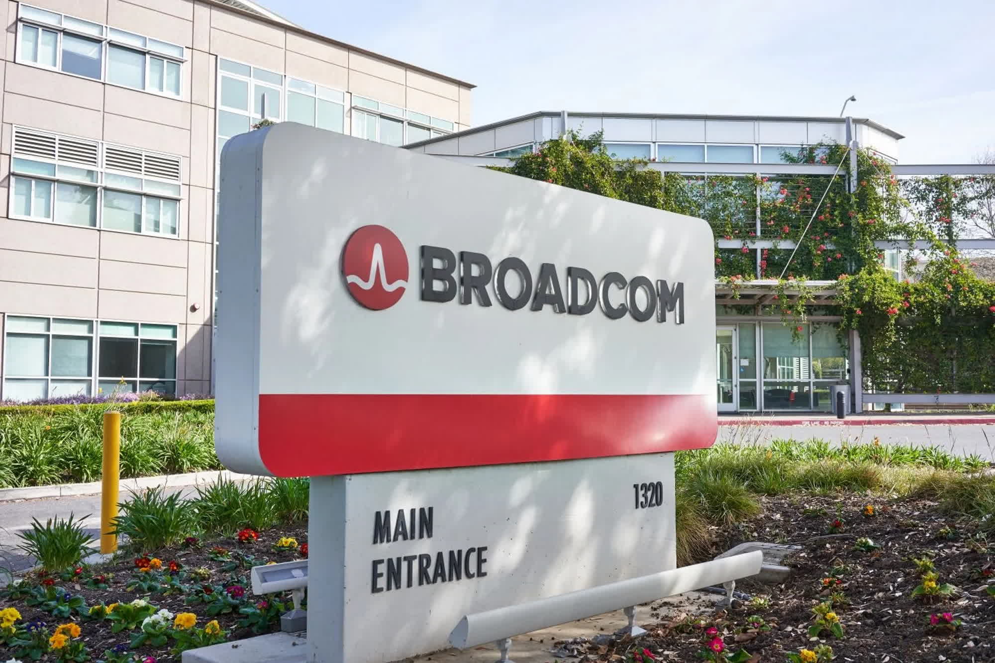 1050% VMware Price Hike: AT&T Sounds The Alarm On Broadcom's Acquisition 1050% VMware Price Hike: AT&T Sounds The Alarm On Broadcom's Acquisition