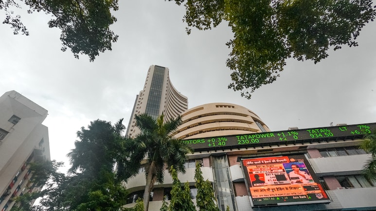 शेयर बाजार में भारी उछाल: सेंसेक्स 1078 अंक ऊपर, निफ्टी ने 2025 का नुकसान किया पूरा शेयर बाजार में भारी उछाल: सेंसेक्स 1078 अंक ऊपर, निफ्टी ने 2025 का नुकसान किया पूरा