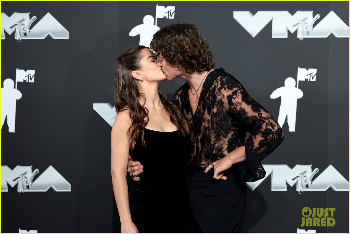 2025 IHeartRadio Music Awards: Benson Boone's Sheer Lace Top 2025 IHeartRadio Music Awards: Benson Boone's Sheer Lace Top