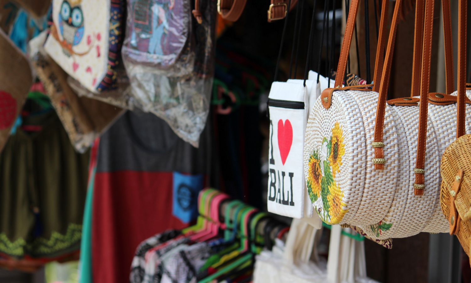 8 Camilan Khas Bali: Alternatif Oleh-Oleh Unik & Lezat 8 Camilan Khas Bali: Alternatif Oleh-Oleh Unik & Lezat