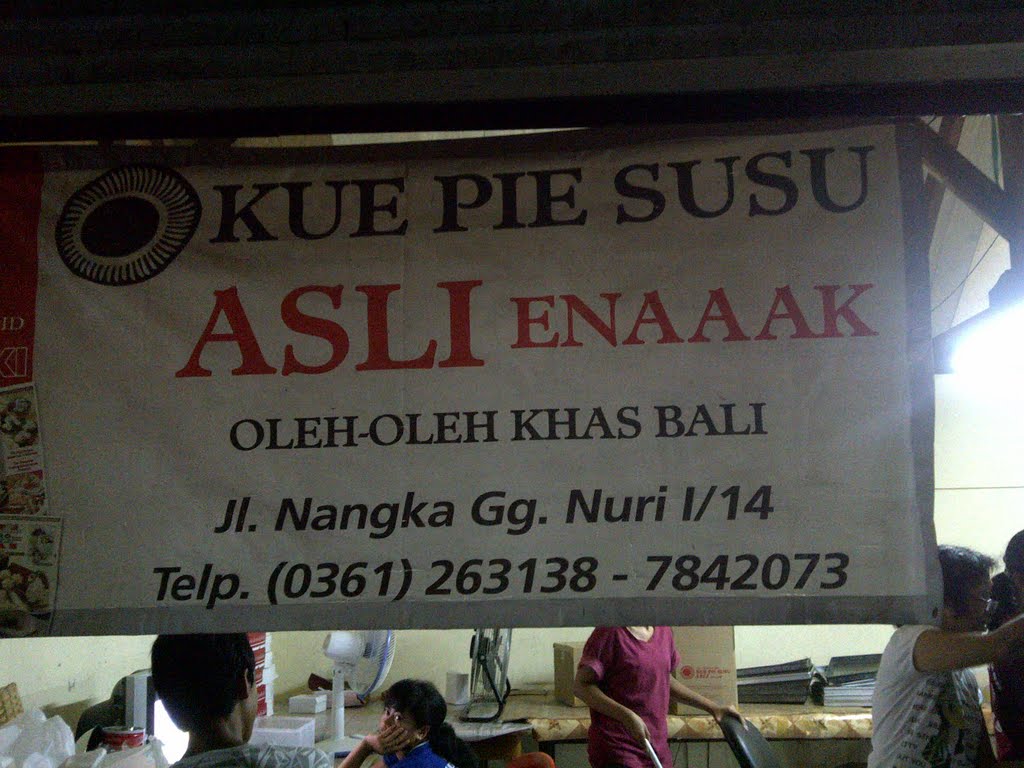 8 Oleh-Oleh Kuliner Unik Khas Bali: Lebih Dari Pie Susu! 8 Oleh-Oleh Kuliner Unik Khas Bali: Lebih Dari Pie Susu!