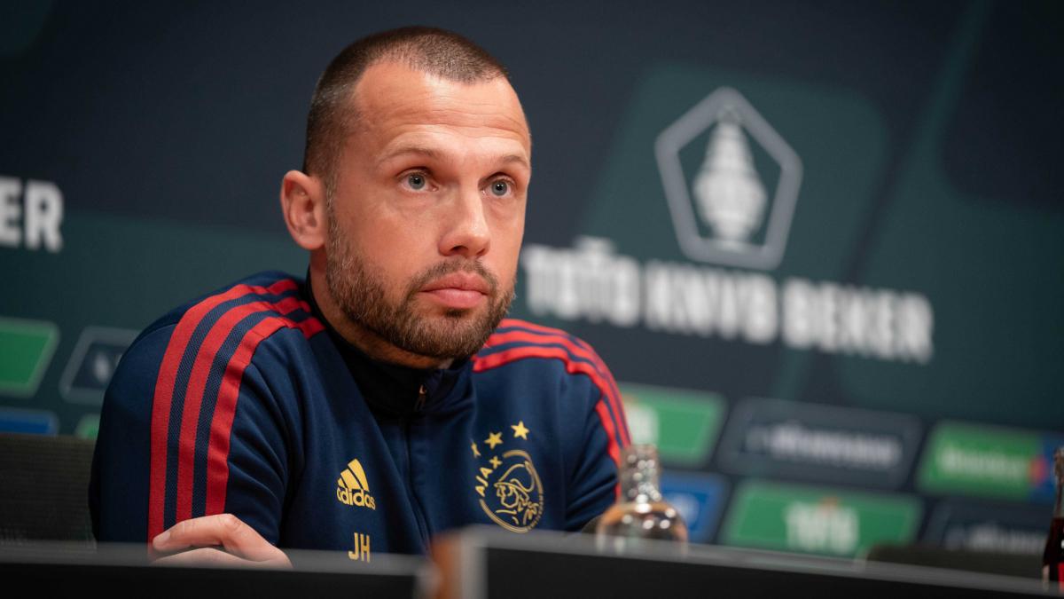 Ajax Trainersschap: Heitinga De Grote Favoriet Ajax Trainersschap: Heitinga De Grote Favoriet