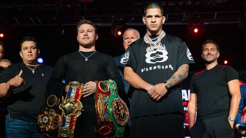 Alvarez-Crawford Fight Preview: Size Difference Could Be Decisive Alvarez-Crawford Fight Preview: Size Difference Could Be Decisive