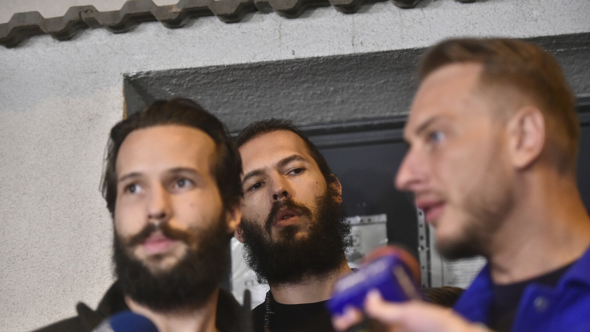 Andrew Și Tristan Tate: Imagini Inedite De La Sosirea În România Și Întâlnirea Cu Fanii Andrew Și Tristan Tate: Imagini Inedite De La Sosirea În România Și Întâlnirea Cu Fanii