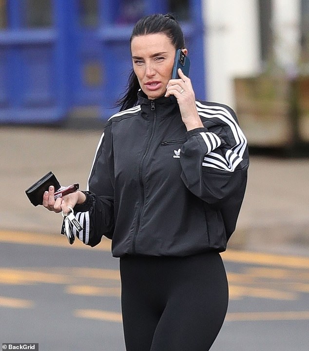 Annie Kilner Shows Off Huge Diamond Ring Following Kyle Walker Sightings Annie Kilner Shows Off Huge Diamond Ring Following Kyle Walker Sightings