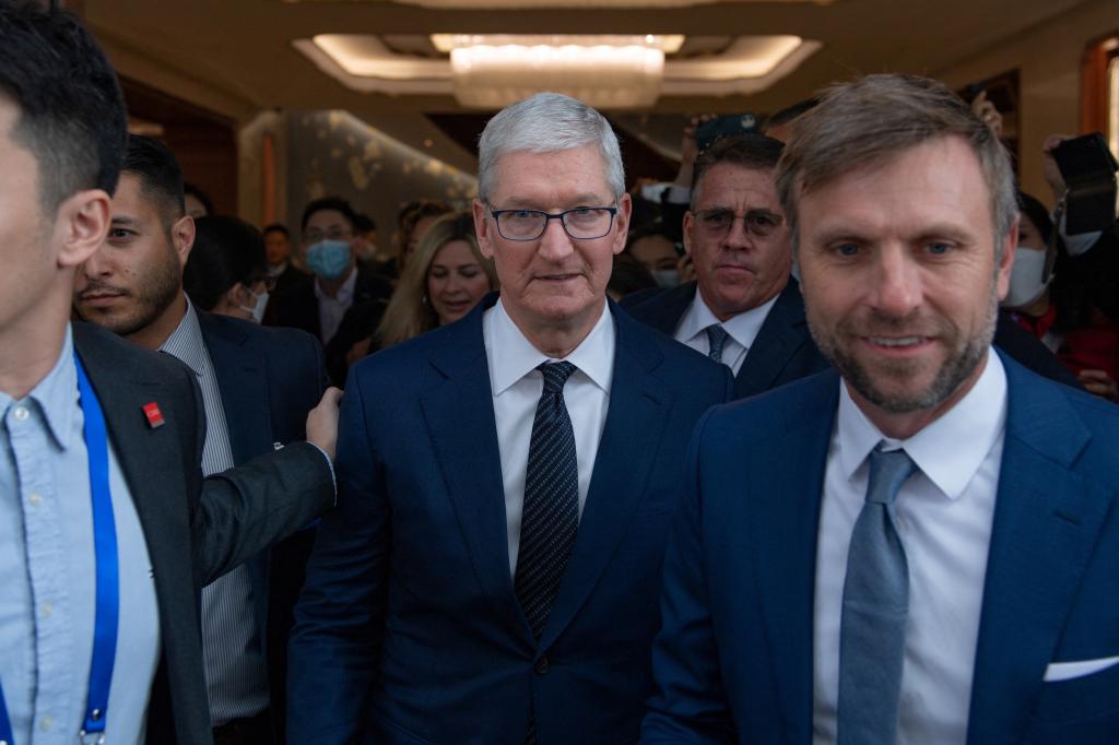 Apple CEO Tim Cook Faces Mounting Pressure Apple CEO Tim Cook Faces Mounting Pressure