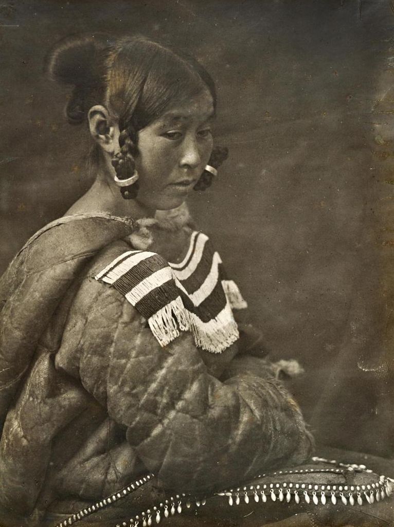 Arnarulunguaq: Portrait D'une Femme Inuit Influente Arnarulunguaq: Portrait D'une Femme Inuit Influente