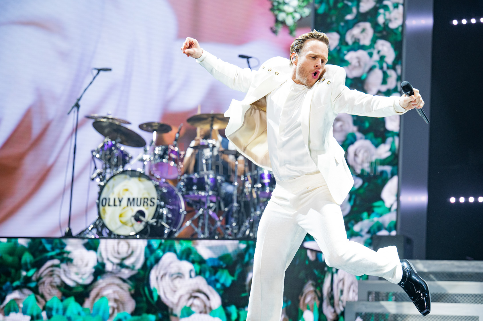 Beautiful Castle Near Manchester Hosts Huge Music Festival Featuring Olly Murs Beautiful Castle Near Manchester Hosts Huge Music Festival Featuring Olly Murs