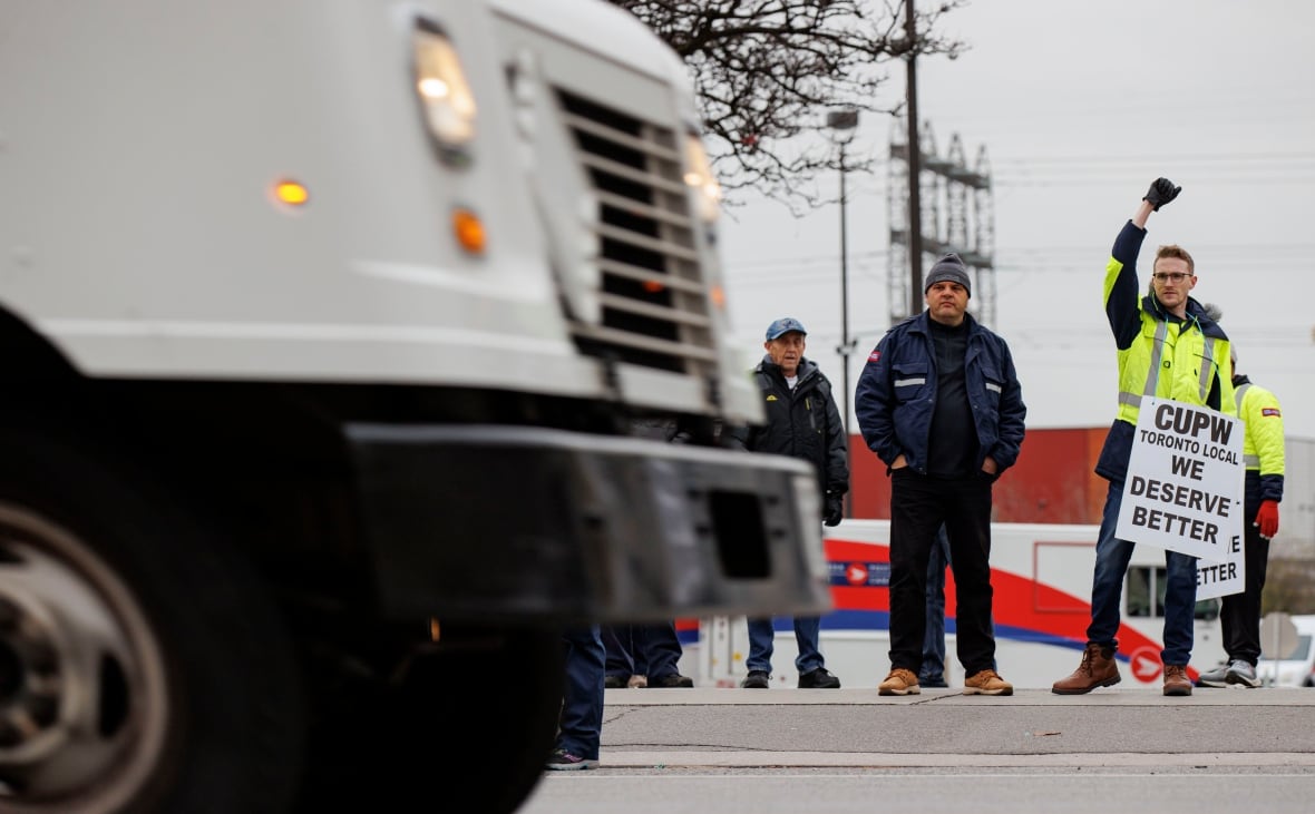 Canada Post Strike: Will Customer Exodus Follow? Canada Post Strike: Will Customer Exodus Follow?