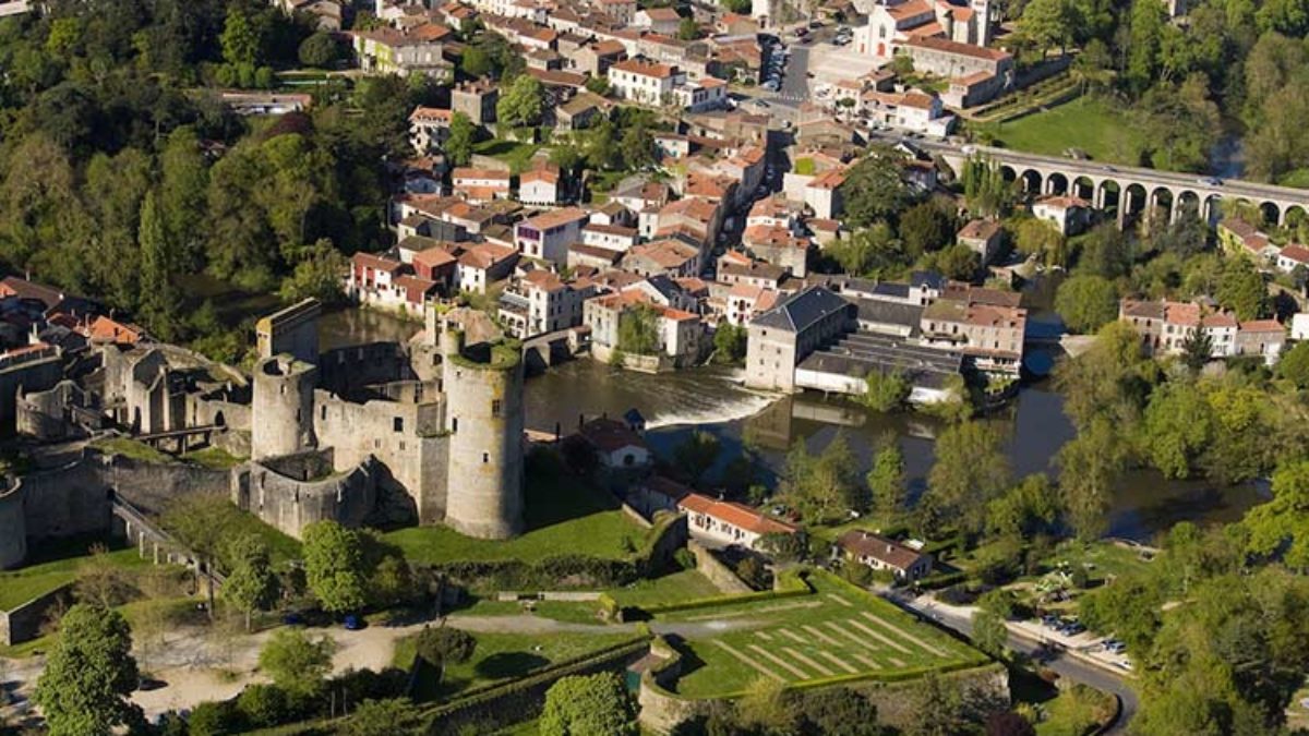 Clisson Et Moncoutant-sur-Sèvre : Diversification Agricole Et Economique Clisson Et Moncoutant-sur-Sèvre : Diversification Agricole Et Economique