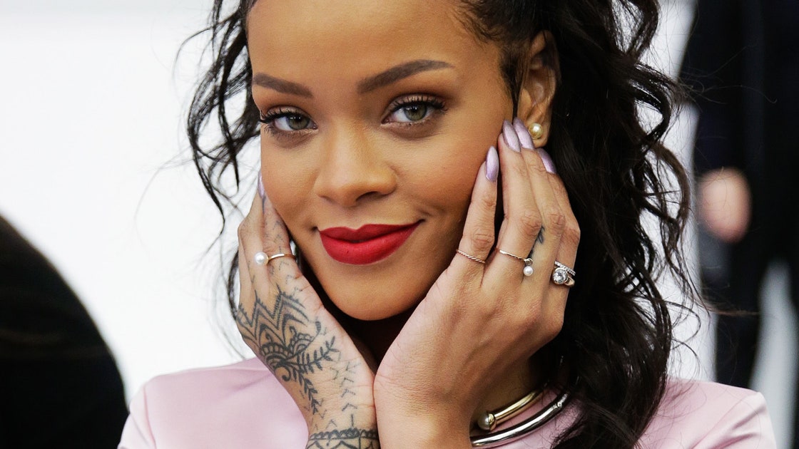Cool Girl Rihanna Debuts Stunning Engagement Ring, Pairs It With Red Heels Cool Girl Rihanna Debuts Stunning Engagement Ring, Pairs It With Red Heels