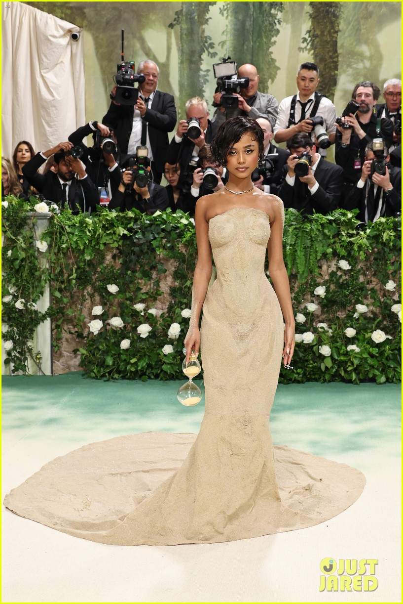 Diana's Met Gala Dress: A Look At The Controversial Design And Secret Alterations Diana's Met Gala Dress: A Look At The Controversial Design And Secret Alterations