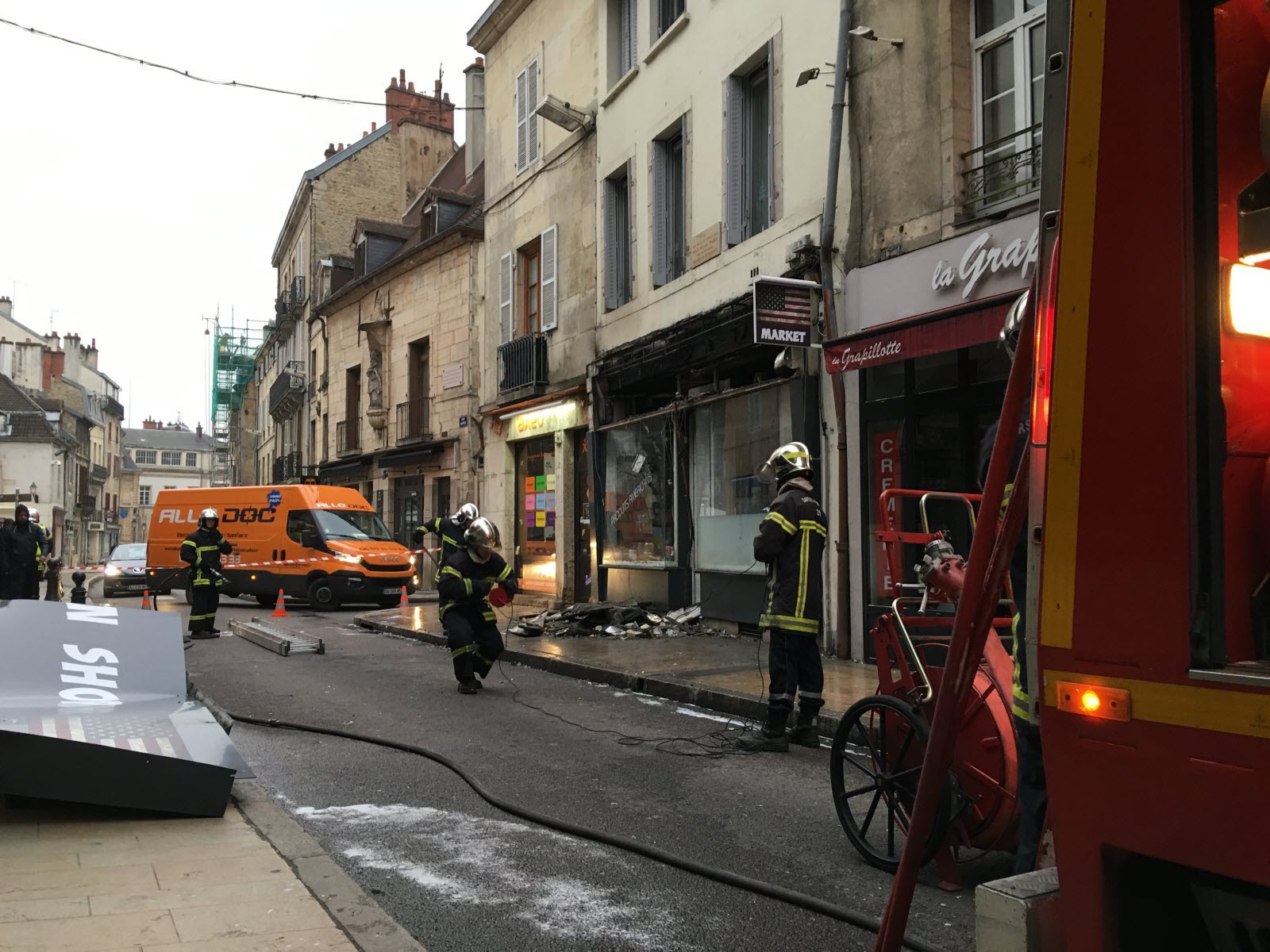 Dijon : Un Incendie Se Déclare À La Médiathèque Champollion Dijon : Un Incendie Se Déclare À La Médiathèque Champollion