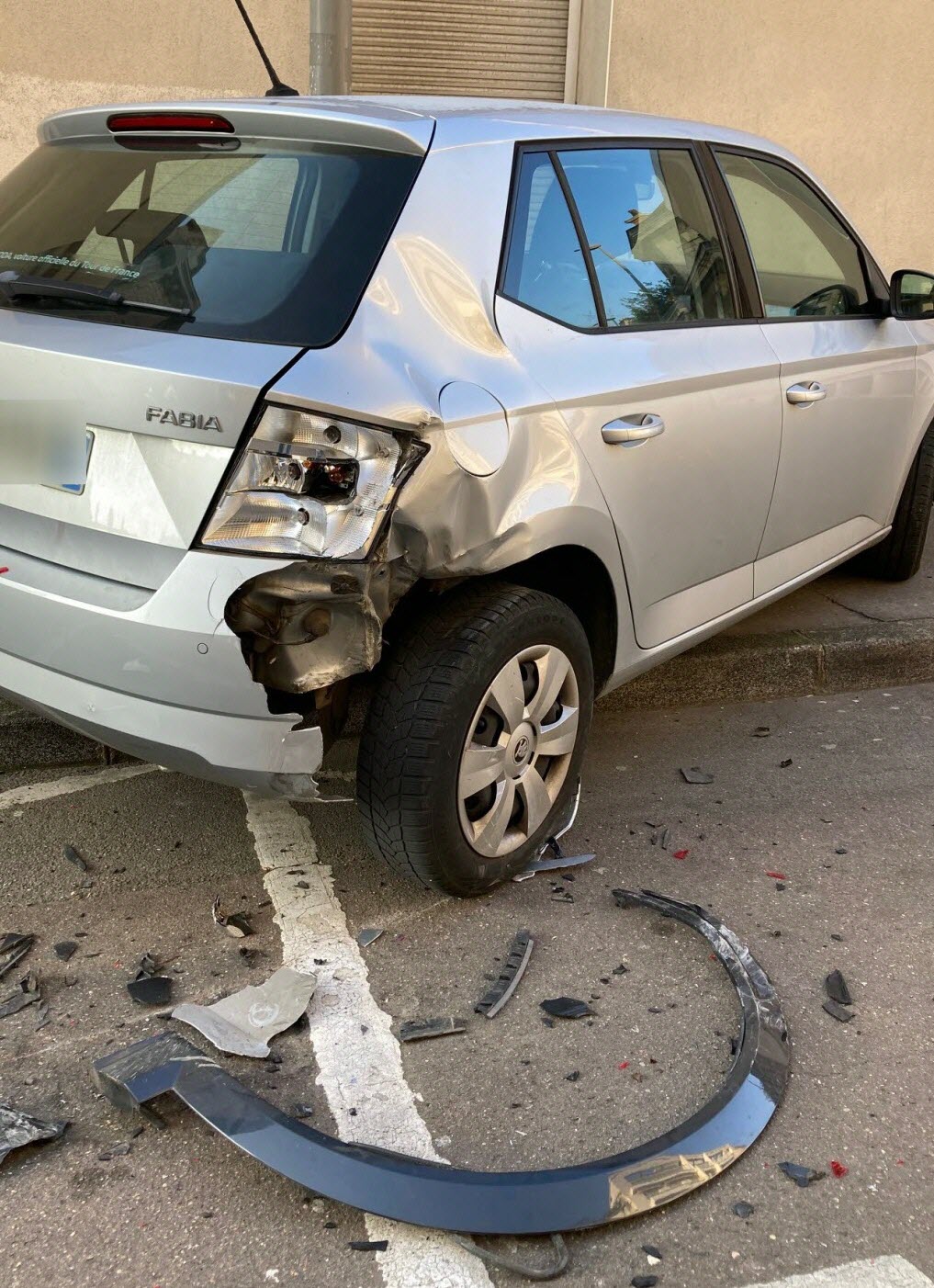 Dijon : Véhicule Percute Un Mur Rue Michel-Servet - Le Conducteur Se Dénonce Dijon : Véhicule Percute Un Mur Rue Michel-Servet - Le Conducteur Se Dénonce
