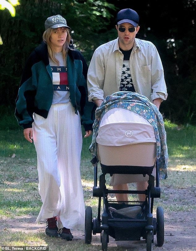 Dissecting Suki Waterhouse's Dissecting Suki Waterhouse's