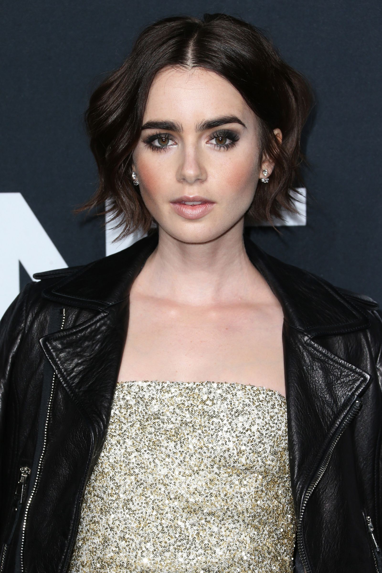 Effortless Chic: Lily Collins' Bob, Brows, And Nude Lip Makeup Effortless Chic: Lily Collins' Bob, Brows, And Nude Lip Makeup