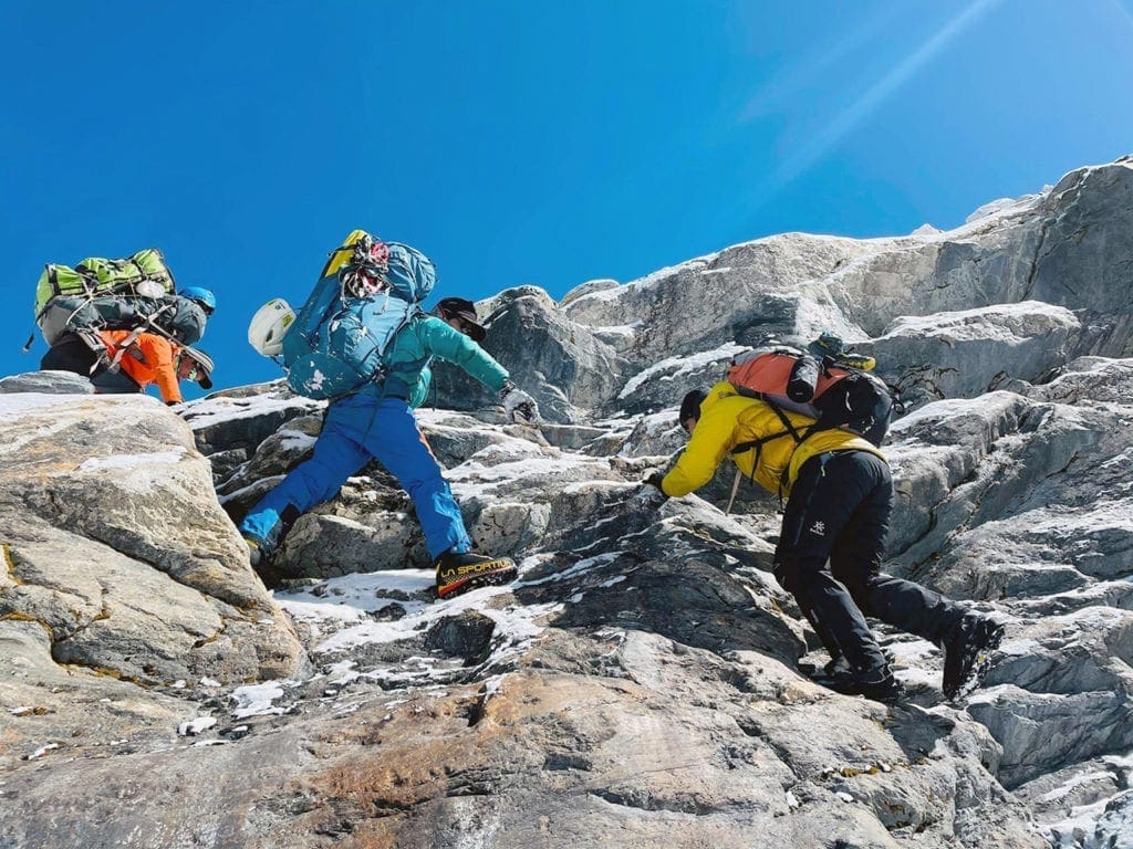 Everest Speed Climb Attempt With Anesthetic Gas: Critics Raise Safety Concerns Everest Speed Climb Attempt With Anesthetic Gas: Critics Raise Safety Concerns