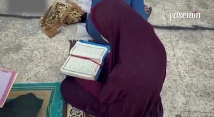 Gazzeli Çocuklar Çadırda Kuran-ı Kerim Ezberliyor: Bir Öğrenme Hikayesi Gazzeli Çocuklar Çadırda Kuran-ı Kerim Ezberliyor: Bir Öğrenme Hikayesi