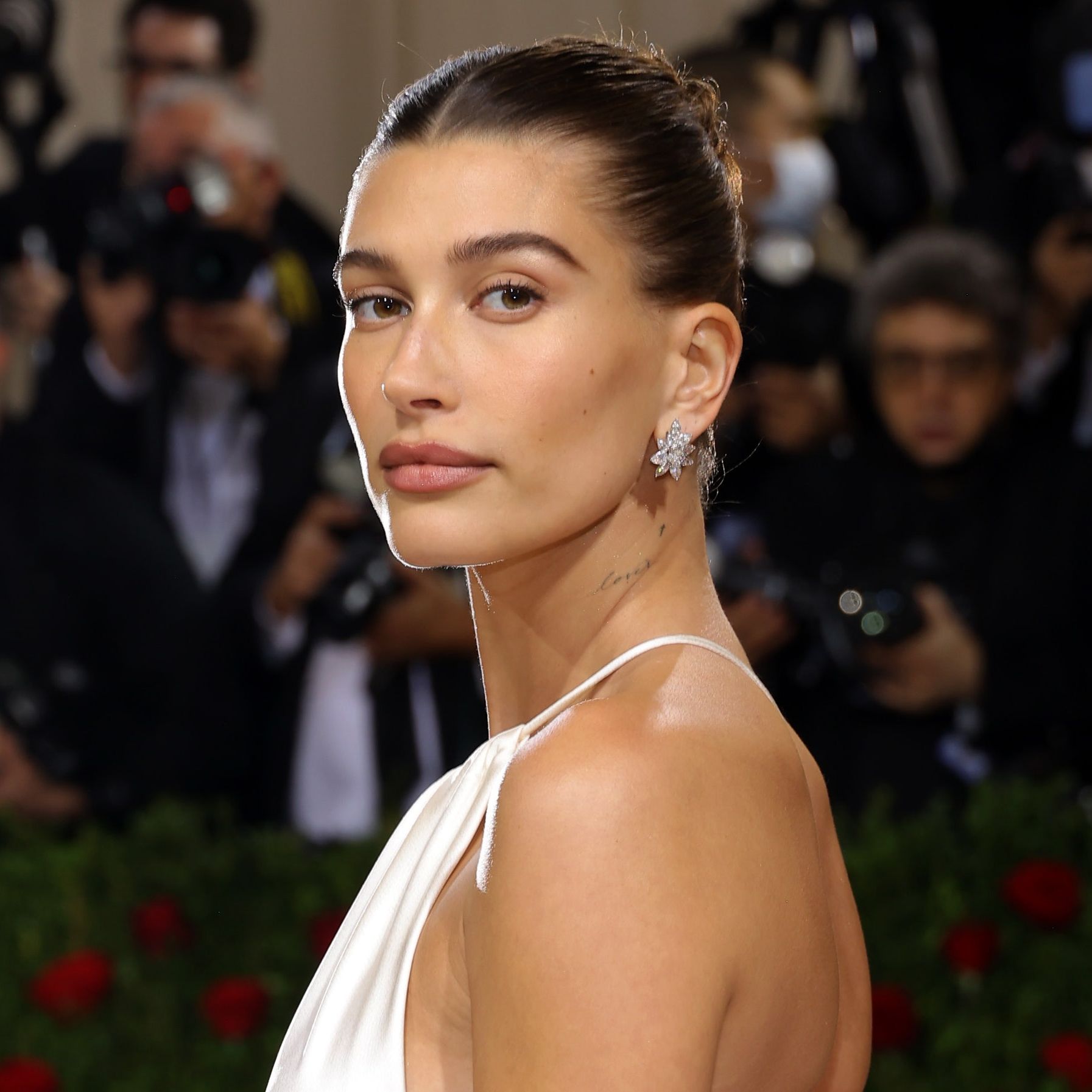 Hailey Bieber: Vintage Gucci I Neočekivan Izbor Obuće – Modni Detalji Hailey Bieber: Vintage Gucci I Neočekivan Izbor Obuće – Modni Detalji