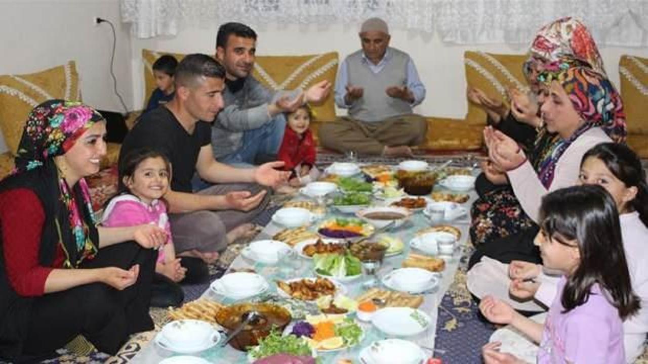 Hakkari'de Hakim Ve Savcıların Bir Araya Geldiği İftar Programı Hakkari'de Hakim Ve Savcıların Bir Araya Geldiği İftar Programı