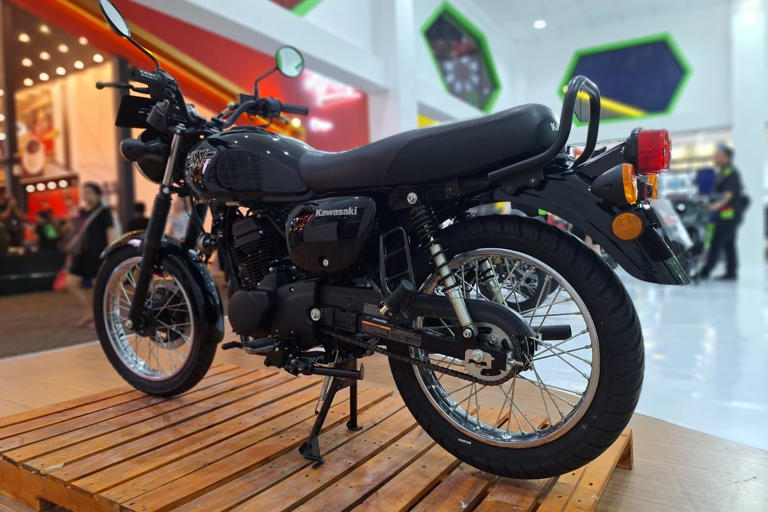 Honda ST125 Dax Vs Kawasaki W175: Ulasan Fitur Dan Performa Honda ST125 Dax Vs Kawasaki W175: Ulasan Fitur Dan Performa