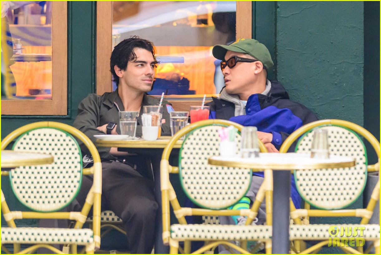 How Joe Jonas Handled A Couple Arguing Over Him How Joe Jonas Handled A Couple Arguing Over Him