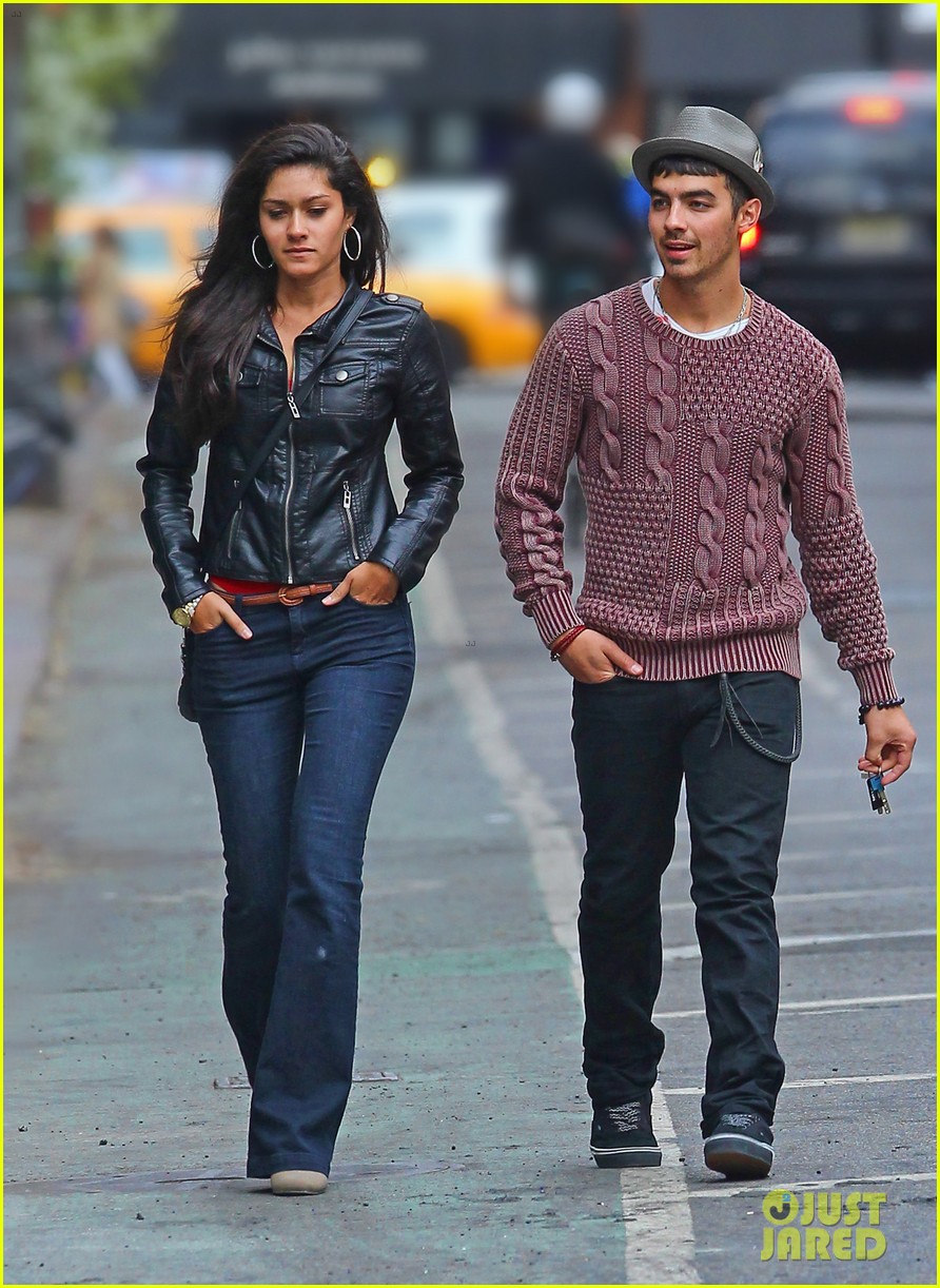 How Joe Jonas Handled A Couple Fighting Over Him How Joe Jonas Handled A Couple Fighting Over Him