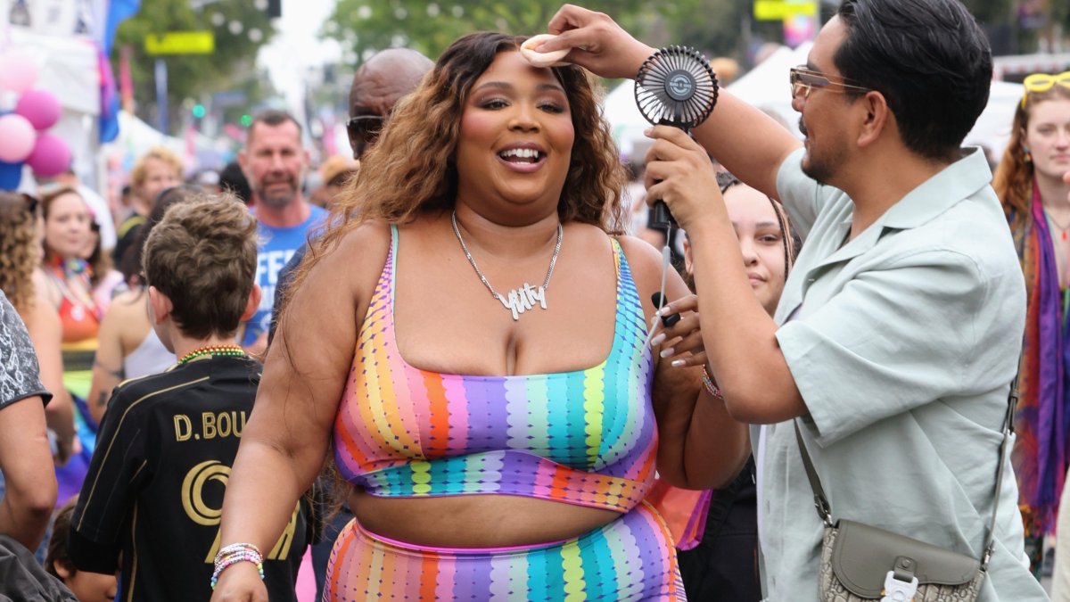 Internet Reacts To Lizzo's Recent Weight Transformation Internet Reacts To Lizzo's Recent Weight Transformation