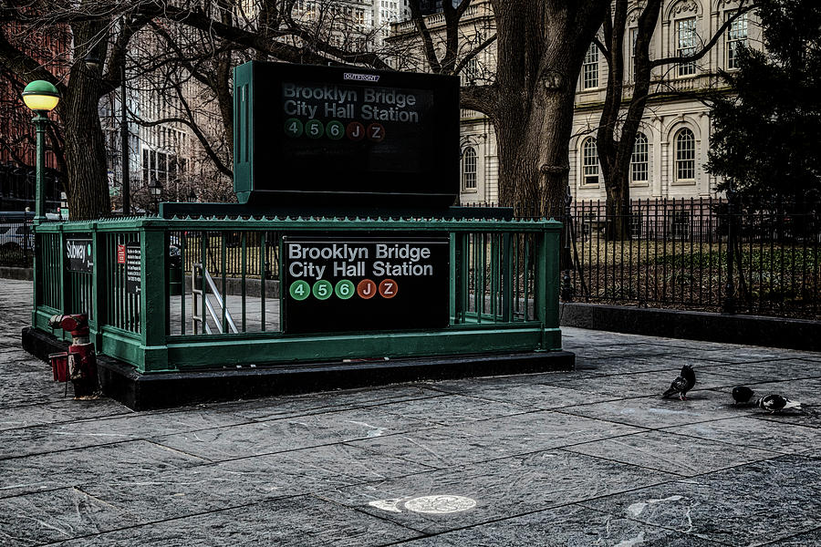Investigation Underway: Man Stabbed At Brooklyn Bridge-City Hall Subway During Rush Hour Investigation Underway: Man Stabbed At Brooklyn Bridge-City Hall Subway During Rush Hour