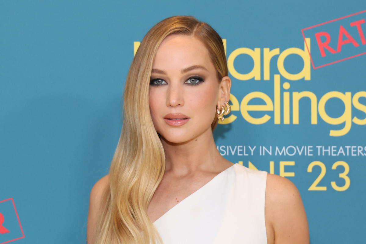 Jennifer Lawrence And Husband Enjoy A Casual Stroll: New Photos Jennifer Lawrence And Husband Enjoy A Casual Stroll: New Photos