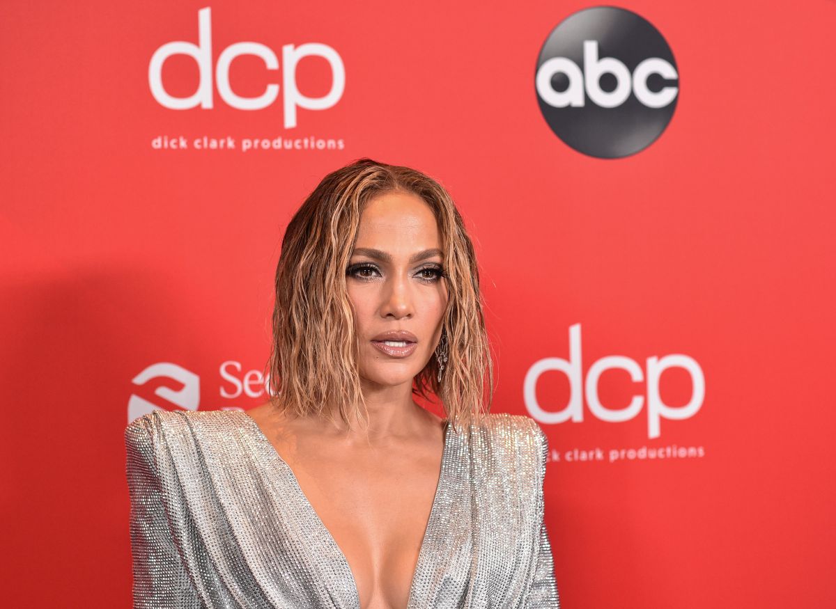 Jennifer Lopez To Host The 2025 American Music Awards On CBS Jennifer Lopez To Host The 2025 American Music Awards On CBS