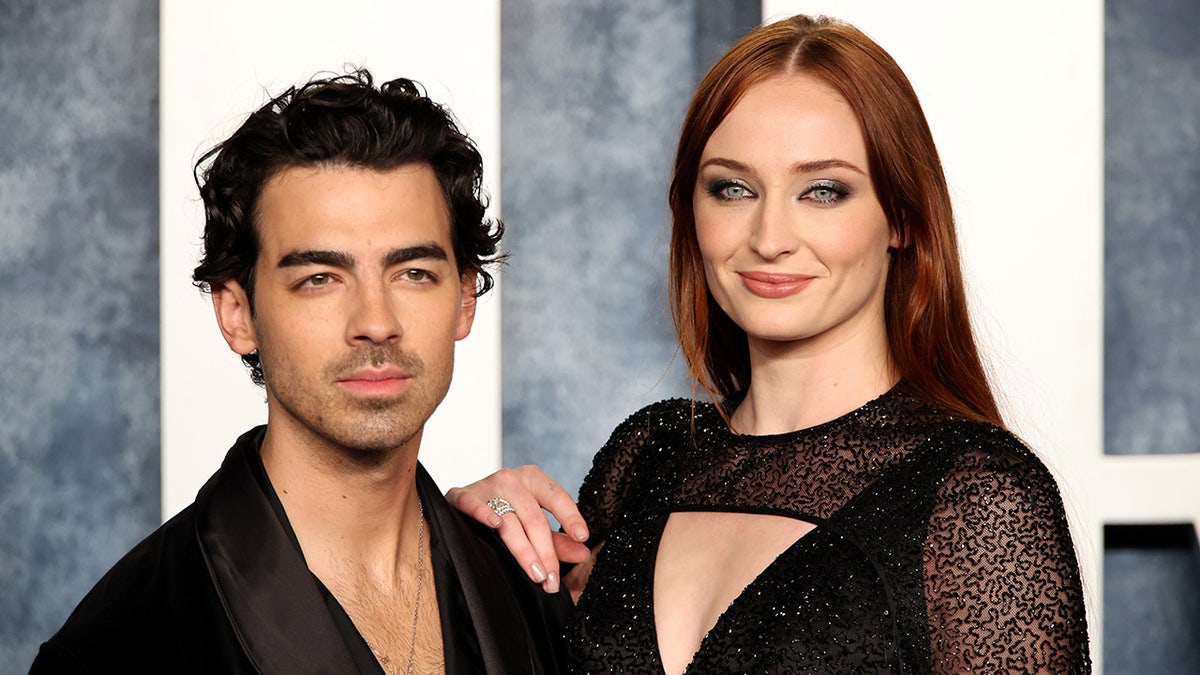 Joe Jonas' Perfect Response To Fighting Couple: A Hilarious Story Joe Jonas' Perfect Response To Fighting Couple: A Hilarious Story