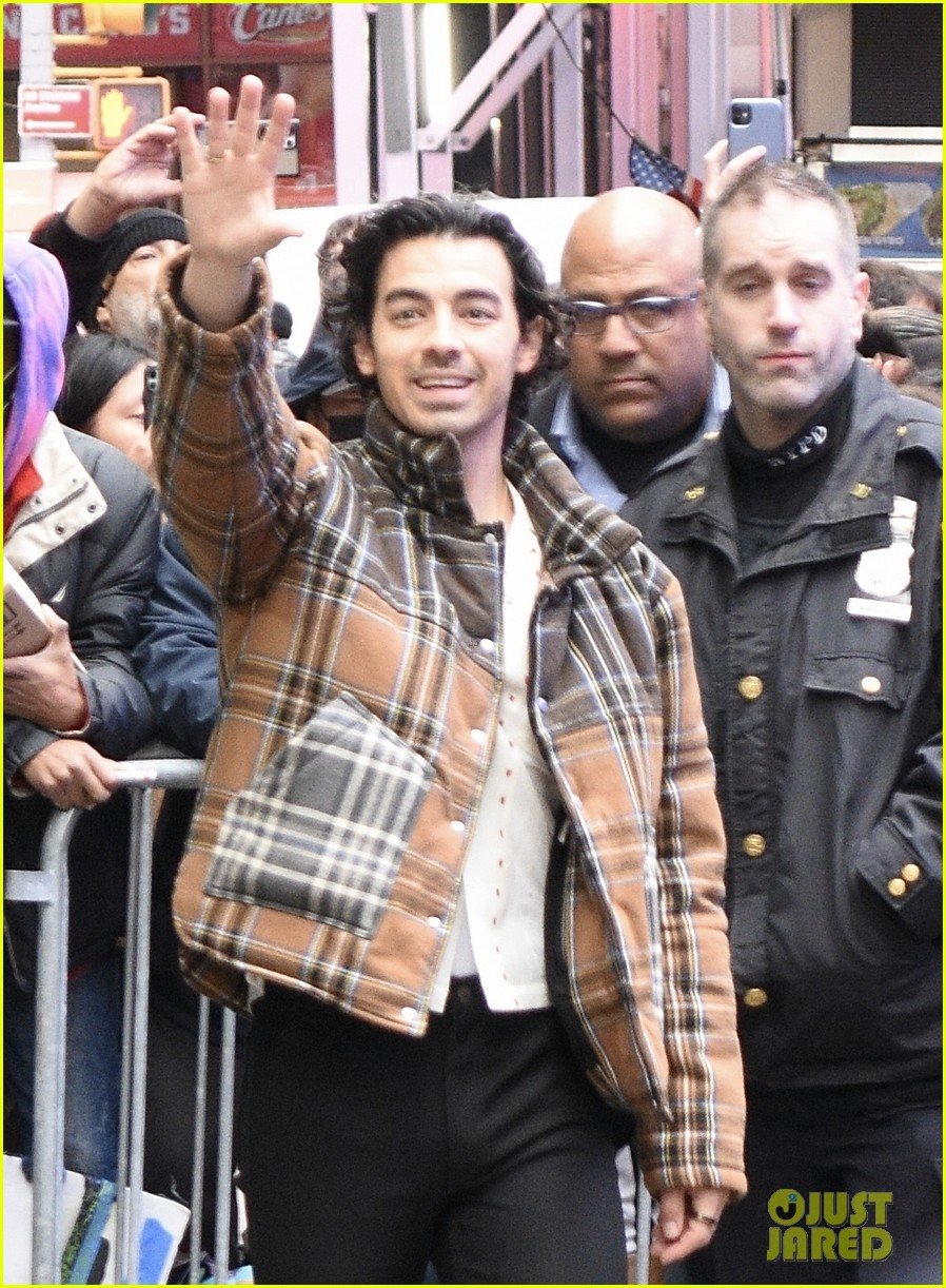 Joe Jonas: The Unexpected Mediator In A Couple's Argument Joe Jonas: The Unexpected Mediator In A Couple's Argument