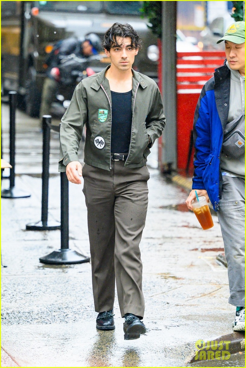 Joe Jonas's Classy Handling Of A Couple's Argument Over Him Joe Jonas's Classy Handling Of A Couple's Argument Over Him
