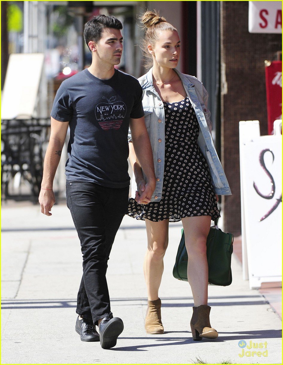 Joe Jonas's Reaction To A Couple Fighting Over Him Joe Jonas's Reaction To A Couple Fighting Over Him