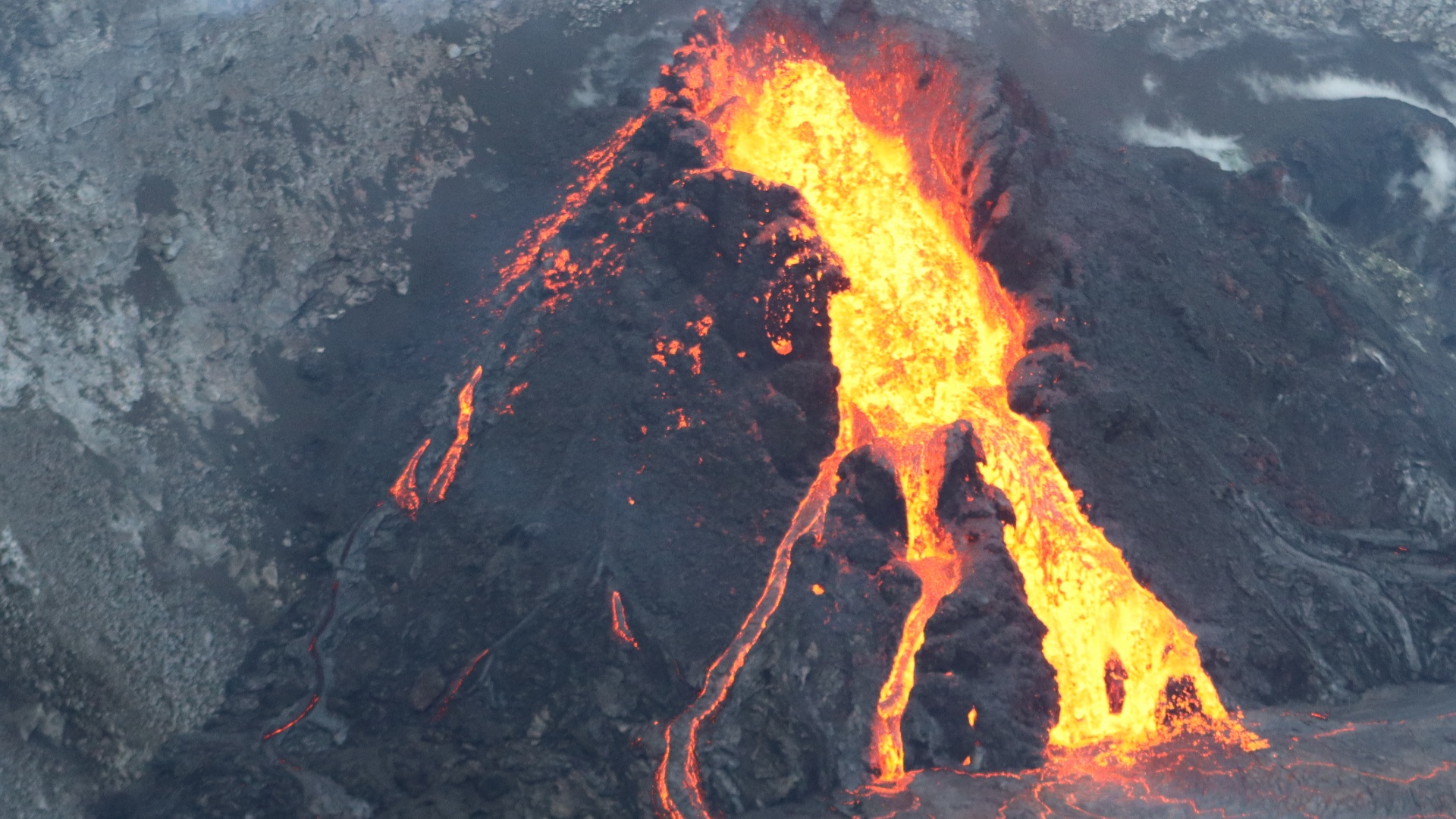 Kilauea Volcano: Unusual Eruptive Behavior Observed After Almost 40 Years Kilauea Volcano: Unusual Eruptive Behavior Observed After Almost 40 Years