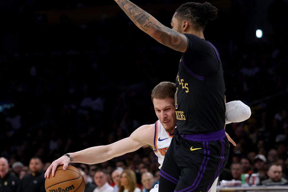 Knicks' Brunson Leaves Game Vs. Lakers After Overtime Ankle Injury Knicks' Brunson Leaves Game Vs. Lakers After Overtime Ankle Injury