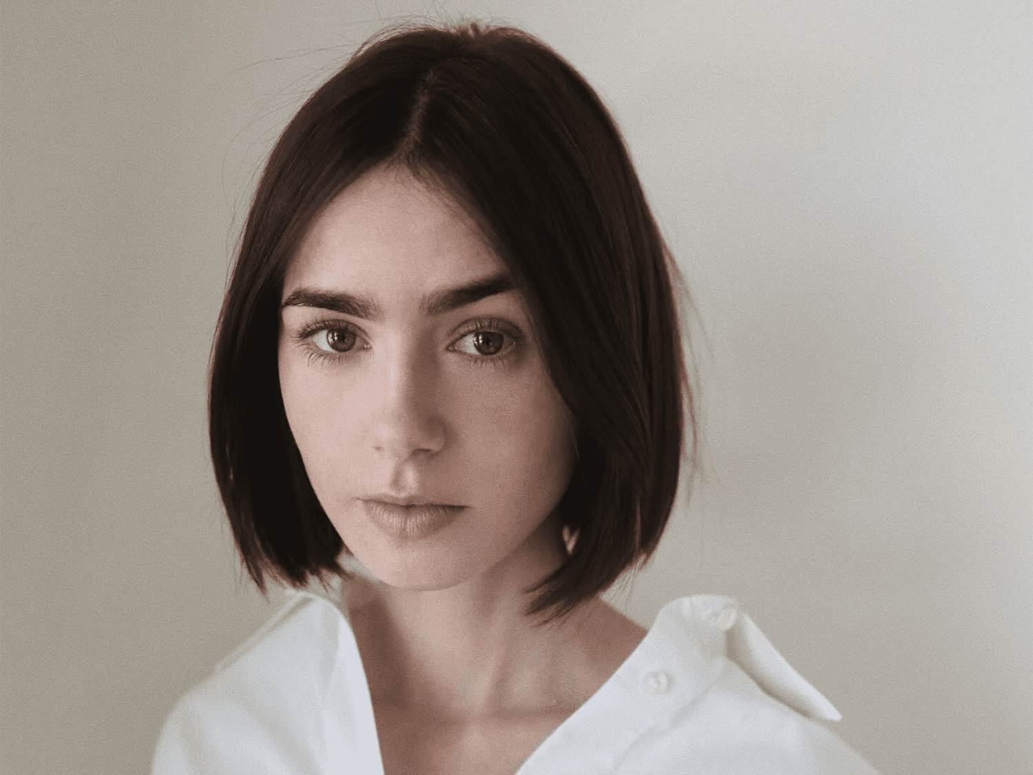 Lily Collins' Signature Style: Bob Haircut, Defined Brows, And Nude Lip Lily Collins' Signature Style: Bob Haircut, Defined Brows, And Nude Lip