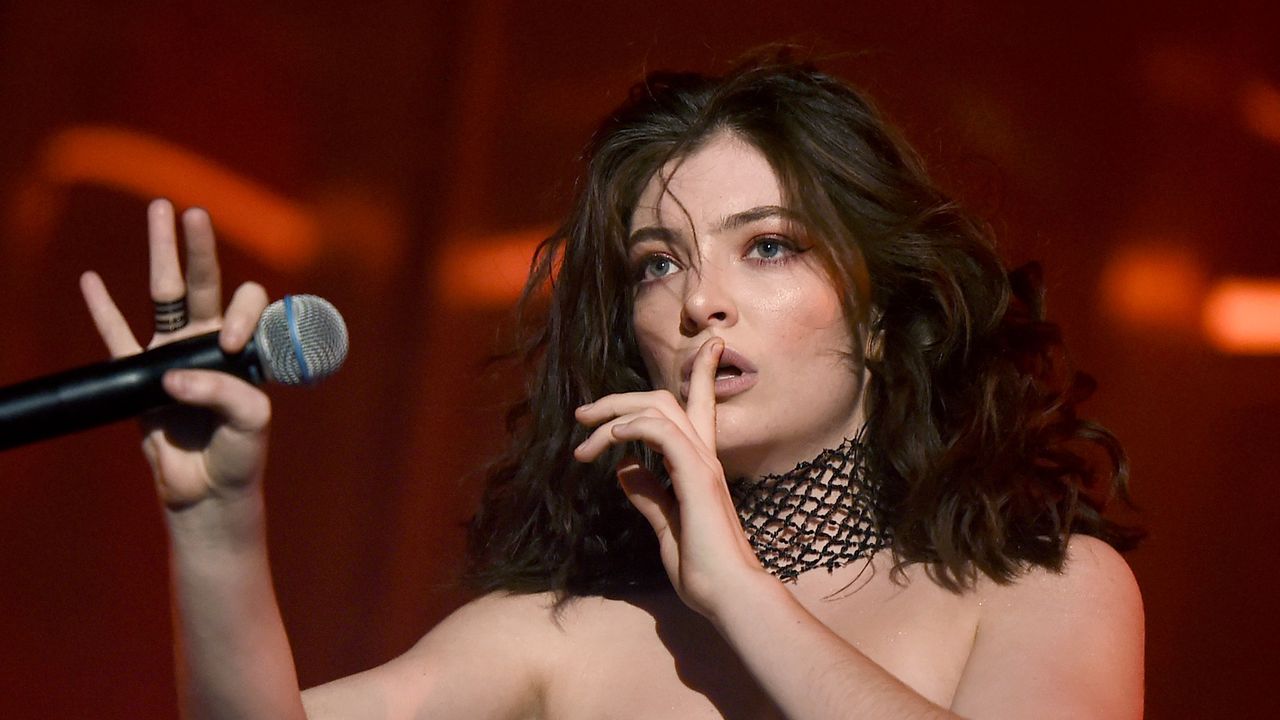 Lorde Stuns Fans With Unexpected Club Appearance At Lorde-Themed Event Lorde Stuns Fans With Unexpected Club Appearance At Lorde-Themed Event