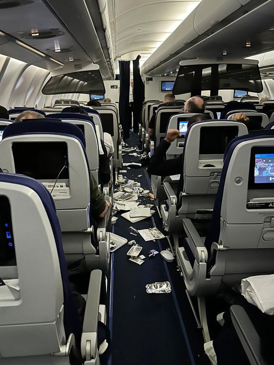 Lufthansa Investigates 10-Minute Pilotless Flight Following Co-pilot's Medical Emergency Lufthansa Investigates 10-Minute Pilotless Flight Following Co-pilot's Medical Emergency