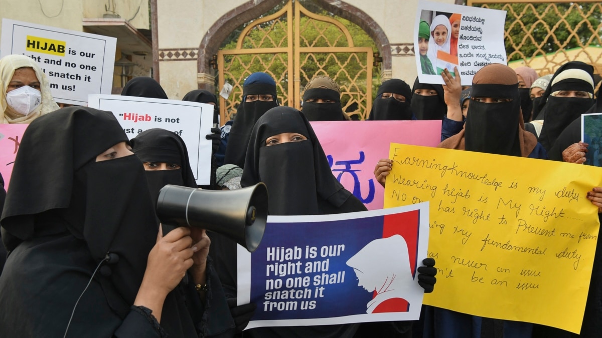 Macron's Party Proposes Hijab Ban For Under-15s In Public Spaces Macron's Party Proposes Hijab Ban For Under-15s In Public Spaces