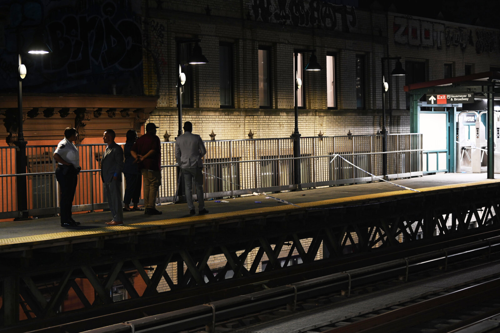 Man Stabbed Near Brooklyn Bridge-City Hall Subway Station During Rush Hour Man Stabbed Near Brooklyn Bridge-City Hall Subway Station During Rush Hour