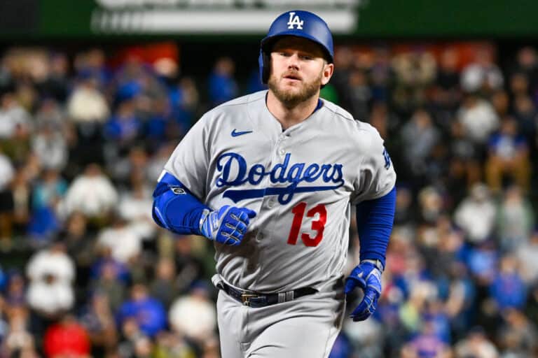 Max Muncy Ditches Torpedo Bat After 3 At-Bats, Connects For Game-Tying Hit Max Muncy Ditches Torpedo Bat After 3 At-Bats, Connects For Game-Tying Hit