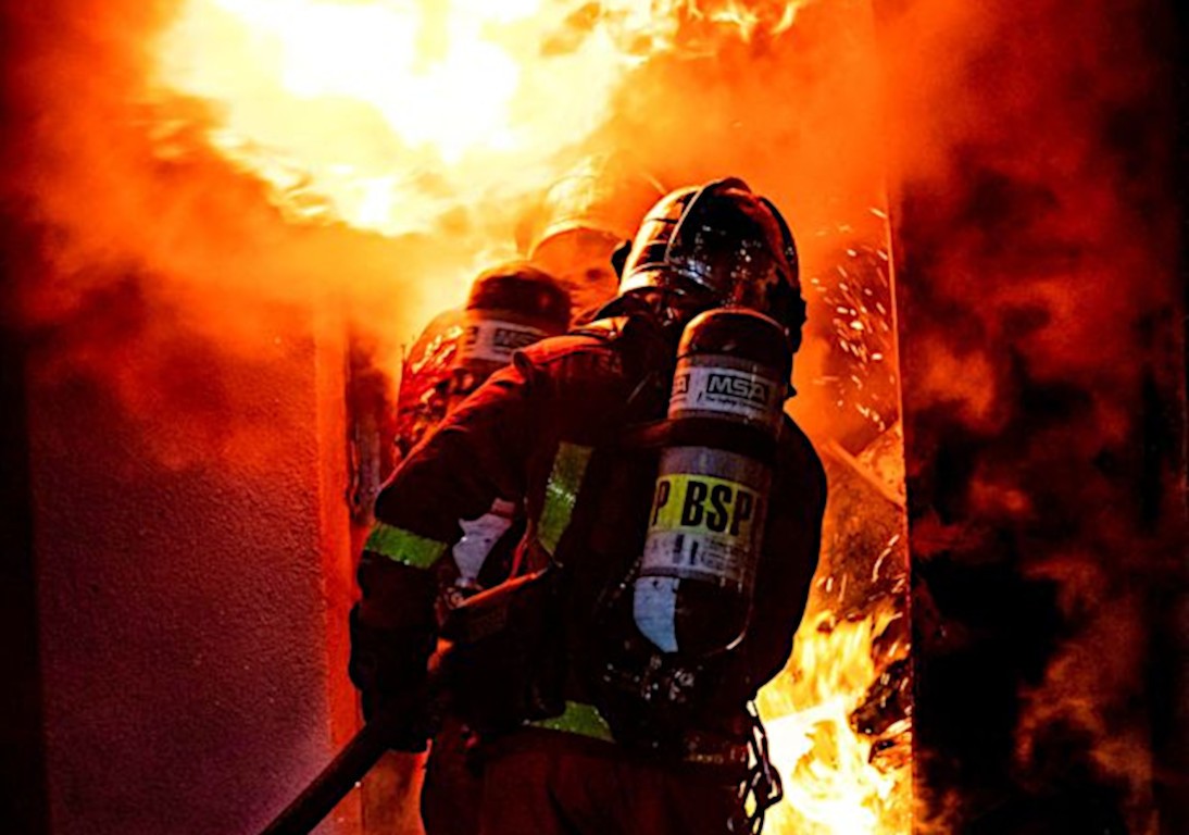 Médiathèque Champollion (Dijon) : Intervention Des Pompiers Pour Un Incendie Médiathèque Champollion (Dijon) : Intervention Des Pompiers Pour Un Incendie