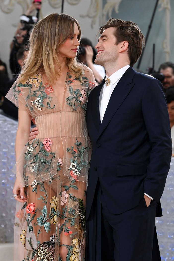 New York Romance: Robert Pattinson And Suki Waterhouse's Public Display Of Affection Amid New York Romance: Robert Pattinson And Suki Waterhouse's Public Display Of Affection Amid