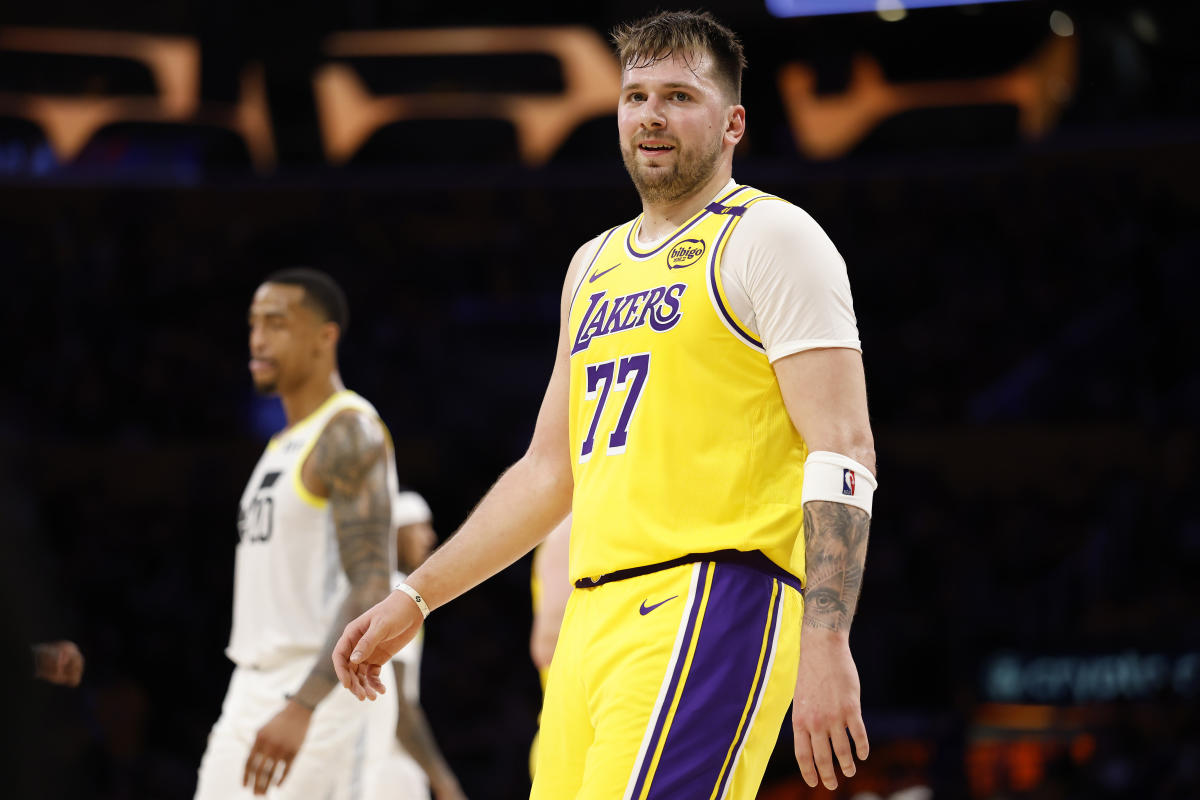 One-Handed Magic: Jokic's Flick Highlights Nuggets' Win Over Jazz One-Handed Magic: Jokic's Flick Highlights Nuggets' Win Over Jazz