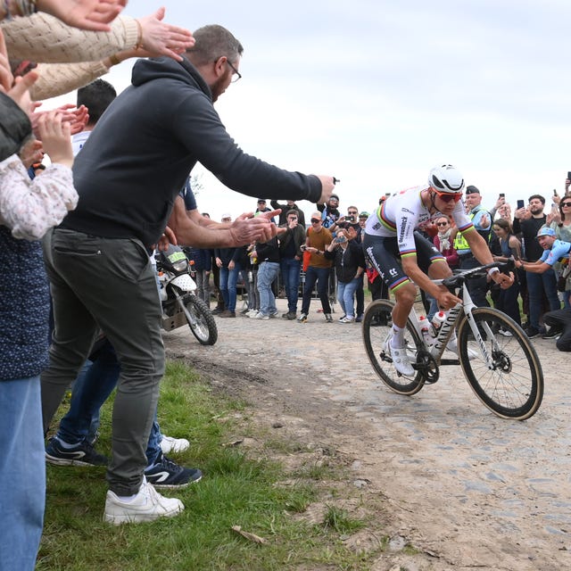 Paris-Roubaix: Bottle-Throwing Spectator Surrenders To Police Paris-Roubaix: Bottle-Throwing Spectator Surrenders To Police