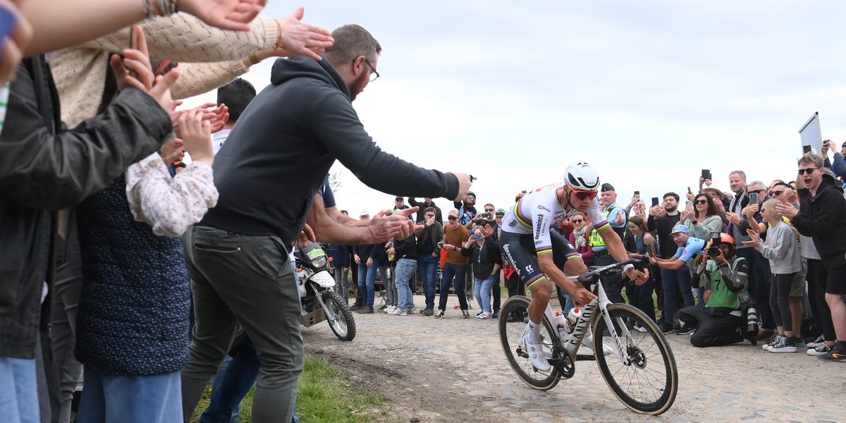 Paris-Roubaix: Bottle-Throwing Spectator Turns Himself In