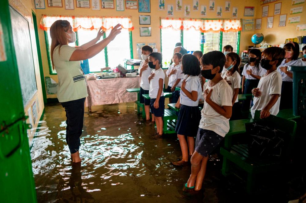 Philippine Capital's Schools Closed Amidst Intense Heat Philippine Capital's Schools Closed Amidst Intense Heat