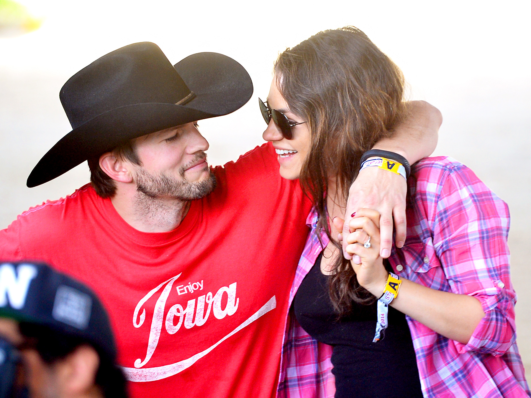 Photos: Ashton Kutcher And Mila Kunis In Beverly Hills Photos: Ashton Kutcher And Mila Kunis In Beverly Hills